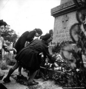 14 juillet 1944 : cérémonie à Rots à l'occasion de la fête nationale française en présence de soldats canadiens de la 2nd (CA) Infantry Division. Photo : US National Archives