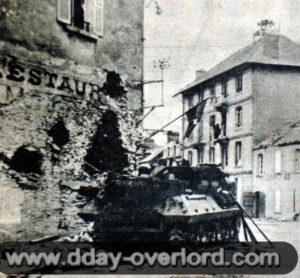 19 juillet 1944, un char M10 Destroyer détruit au carrefour de la Bascule à Saint-Lô. Photo : US National Archives