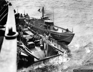 La vedette des garde-côtes USCG 1 Cutter au large d'Omaha Beach. Photo : US National Archives