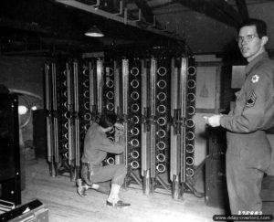 6 septembre 1944 : un central téléphonique américain avec ses relais BD-132A à Valognes. Photo : US National Archives