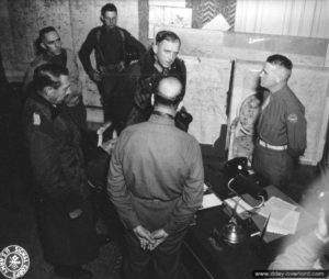 26 juin 1944 : von Schlieben et Hennecke se rendent au général Collins au château de Servigny à Yvetot-Bocage. Photo : US National Archives