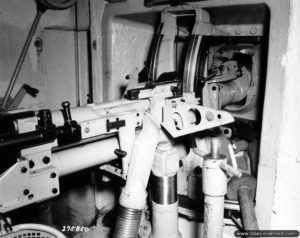 Chambre de tir dans la gare maritime d’un canon 4.7cm Pak (t) Skoda et une mitrailleuse MG 37 coaxiale à Cherbourg, au sein de la MKB Seebahnhof . Photo : US National Archives