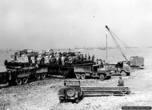 Déchargement d’une barge de transport. Photo : US National Archives