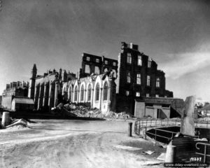 Ruines de la chapelle de l’arsenal à Cherbourg. Photo : US National Archives