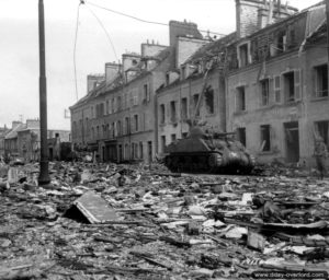 Chars Sherman dans les décombres de Cherbourg. Photo : US National Archives