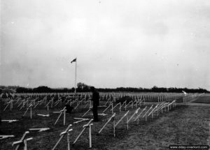 Préparation de la mise en bière au cimetière américain N°2 le 10 juin 1944. Photo : US National Archives