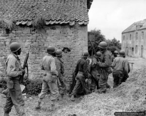 10 juin 1944 : des soldats recherchent un tireur isolé allemand à Saint-Laurent-sur-Mer. Photo : US National Archives