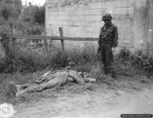 10 juin 1944 : un tireur isolé allemand, recherché par les Américains, a été tué à Saint-Laurent-sur-Mer. Photo : US National Archives