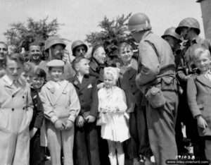 Des habitants de Cherbourg et des militaires de la 79ème division d’infanterie et du 2nd Naval Beach Battalion. Photo : US National Archives