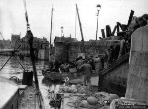 Le canot de pêche utilisé en remplacement du pont tournant saboté par les Allemands à Cherbourg. Photo : US National Archives