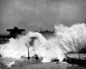 Les vagues causées par la tempête du 19 au 21 juin 1944. Photo : US National Archives