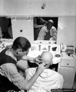 Un coiffeur dans Cherbourg. Photo : US National Archives