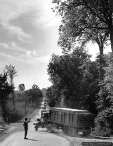 Un convoi de ravitaillement américain quittant Cherbourg pour rejoindre le front. Photo : US National Archives