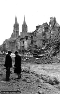 Un bulldozer canadien déblaie la rue de Bayeux à Caen sous les yeux de ses habitants. Photo : US National Archives