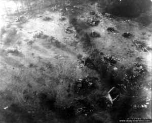 22 août 1944 : vue aérienne de véhicules allemands détruits dans le réduit de Chambois. Photo : US National Archives