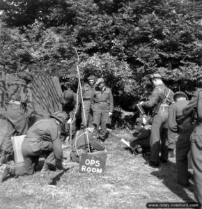 Briefing pour des officiers du Royal Winnipeg Rifles et du Queen’s Own Rifles of Canada au hameau de Pierrepont dans le secteur de Creully. Photo : Archives Canada