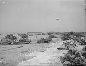 Vue globale de Gold Beach peu après le débarquement. De nombreux véhicules sont visibles, notamment des camions amphibies DUKW. Photo : IWM A 23947