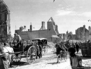 Attelages et bicyclettes se pressent sur la place Gambetta (aujourd’hui place du général de Gaulle) à Isigny-sur-Mer. Photo : US National Archives