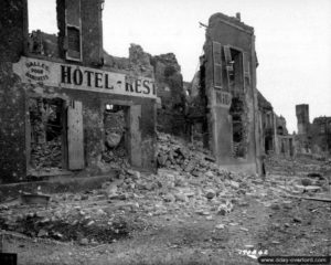 Les ruines de l’Hôtel du Midi, place Nationale à Montebourg. Photo : US National Archives