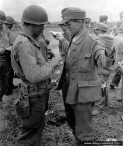 10 juin 1944 : le soldat Bill Heath avec un prisonnier allemand à Omaha Beach. Photo : US National Archives