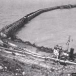 Photos of Port-en-Bessin in 1944 9 Un Landing Craft Tank à quai dans le port de Port-en-Bessin. Photo : IWM