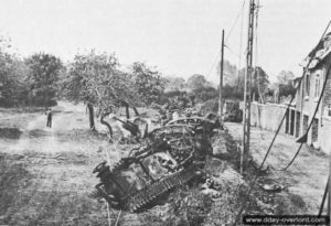 L’épave d’un blindé allemand abandonnée sur le bas-côté d’une route dans le secteur de Roncey. Photo : US National Archives