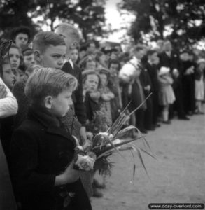 14 juillet 1944 : cérémonie à Rots à l'occasion de la fête nationale française en présence de soldats canadiens de la 2nd (CA) Infantry Division. Photo : US National Archives