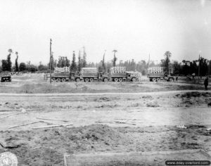 Des camions GMC CCKW 353 transportent des éléments utilisés pour la construction de bâtiments de l’hôpital de campagne de Saint-Hilaire-Petitville. Photo : US National Archives