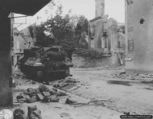 19 juillet 1944, un char M10 Destroyer détruit au carrefour de la Bascule à Saint-Lô. Photo : US National Archives