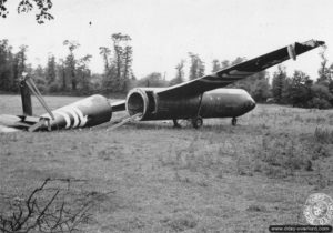 Un planeur Horsa, volontairement coupé en deux pour faciliter le déchargement de sa cargaison, dans le secteur de Sainte-Mère-Eglise. Photo : US National Archives