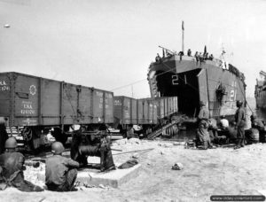 31 juillet 1944 : déchargement de plusieurs wagons depuis le LST numéro 21 à Tourlaville. Photo : US National Archives