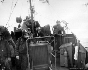 La vedette des garde-côtes USCG 6 83334 au large d'Omaha Beach. Photo : US National Archives