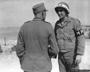8 juin 1944 : un prisonnier discute avec un policier militaire de la 1st Engineer Special Brigade. Photo : US National Archives