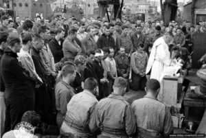 L’aumônier Edward J. Waters célèbre une messe à Weymouth avant l’embarquement et le départ pour la Normandie. Photo : US National Archives