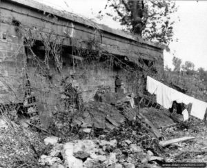 6 juillet 1944 : les ruines des casemates du centre de montage et de ravitaillement de V1 à La Tuilerie à Yvetot-Bocage. Photo : US National Archives