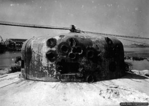 La coupole blindée d’un bunker du port de Cherbourg à Cherbourg. Photo : US National Archives