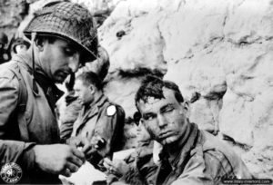 Nid de blessés du 3/16th RCT de la 1ère division d'infanterie installé par le 6th Naval Beach Battalion sur Fox Green à Omaha Beach. Photo : US National Archives