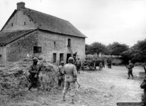 10 juin 1944 : des soldats recherchent un tireur isolé allemand à Saint-Laurent-sur-Mer. Photo : US National Archives