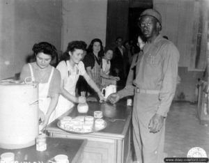 29 juillet 1944 : des Françaises servent du café au lait aux soldats américains à Cherbourg. Photo : US National Archives