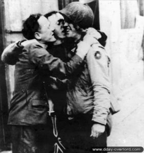Fraternisation entre les civils et un soldat de la 9ème division d’infanterie américaine à Cherbourg. Photo : US National Archives