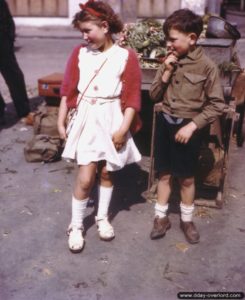 Deux jeunes enfants de Cherbourg sur l’ancienne place du Château. Photo : US National Archives