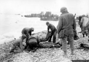 Récupération de naufragés d'un LCVP sur Easy Red devant Colleville-sur-Mer. Photo : US National Archives