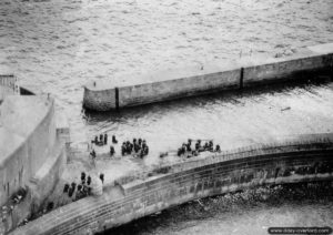 La digue du Fort de l’ouest à Cherbourg. Photo : US National Archives