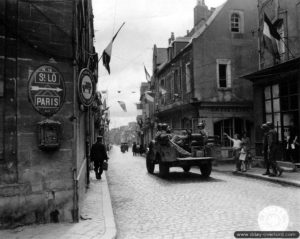 Un Dodge WC 51/52 équipé du Reel Unit RL-26 traverse Carentan. Photo : US National Archives