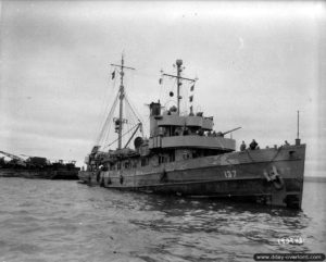 18 juillet 1944 : le remorqueur USS Owl I (AM-2 AT-137 ATO-137) dans le port de Cherbourg. Photo : US National Archives