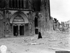 Le chanoine Lepoil et un capitaine français intégré à l’armée américaine discutent devant la cathédrale Notre-Dame de Coutances. Photo : US National Archives