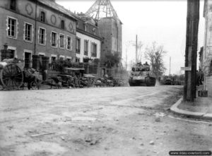 14 juillet 1944 : un char Sherman M4 situé à proximité du château de La-Haye-du-Puits. Photo : US National Archives