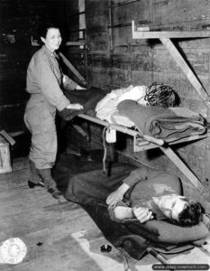 Des soldats américains blessés à bord d’un train-hôpital évacués en direction de Cherbourg à partir de la gare de Lison. Photo : US National Archives