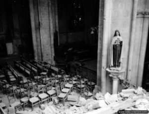 Vue de l’intérieur de l’église Saint Jacques de Montebourg. Photo : US National Archives