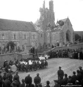 14 juillet 1944 : cérémonie à Rots à l'occasion de la fête nationale française en présence de soldats canadiens de la 2nd (CA) Infantry Division. Photo : US National Archives